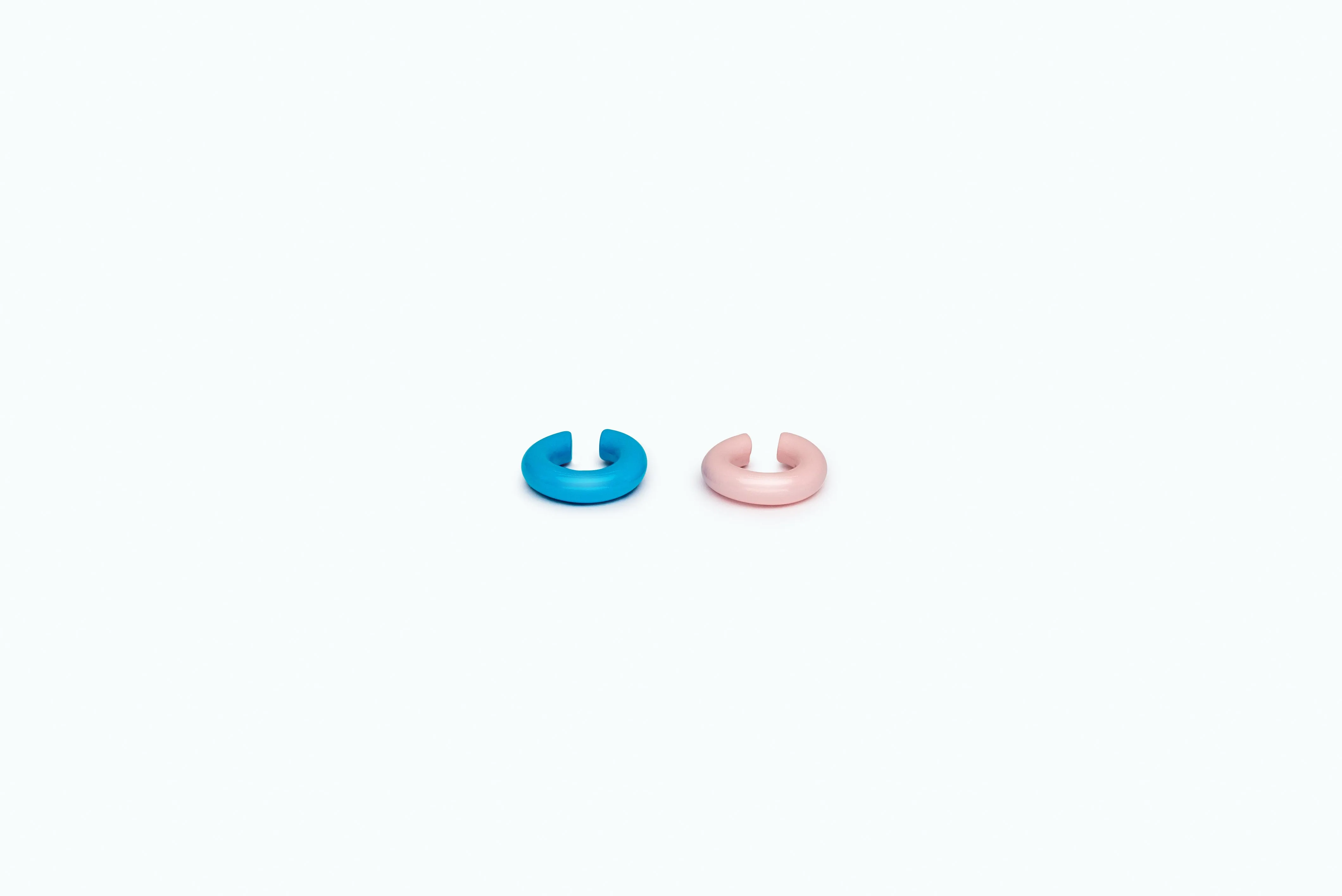 Iconic ear cuff (M) Neon blue   Light lavender