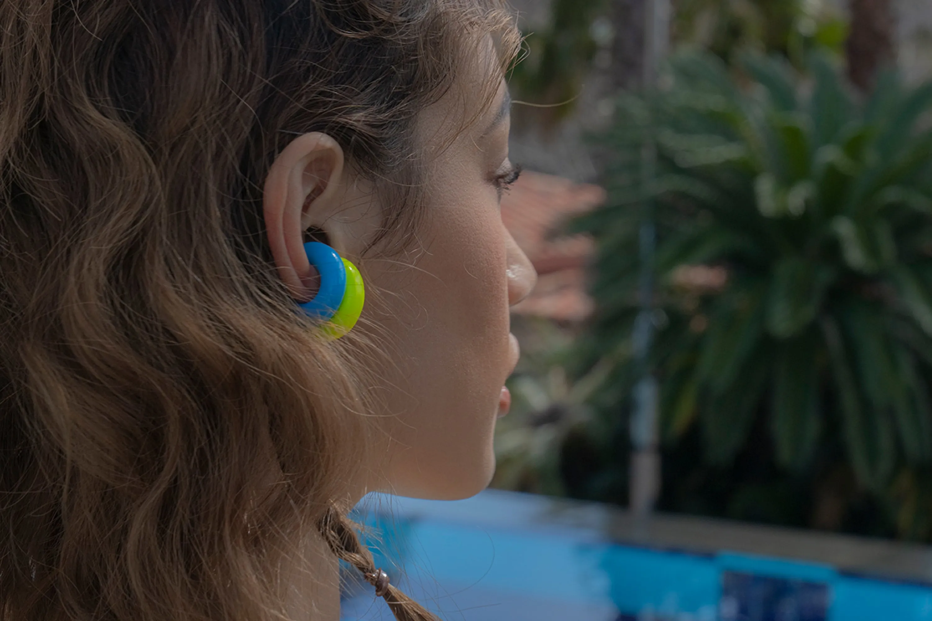 Iconic ear cuff (M) Neon blue   Light lavender