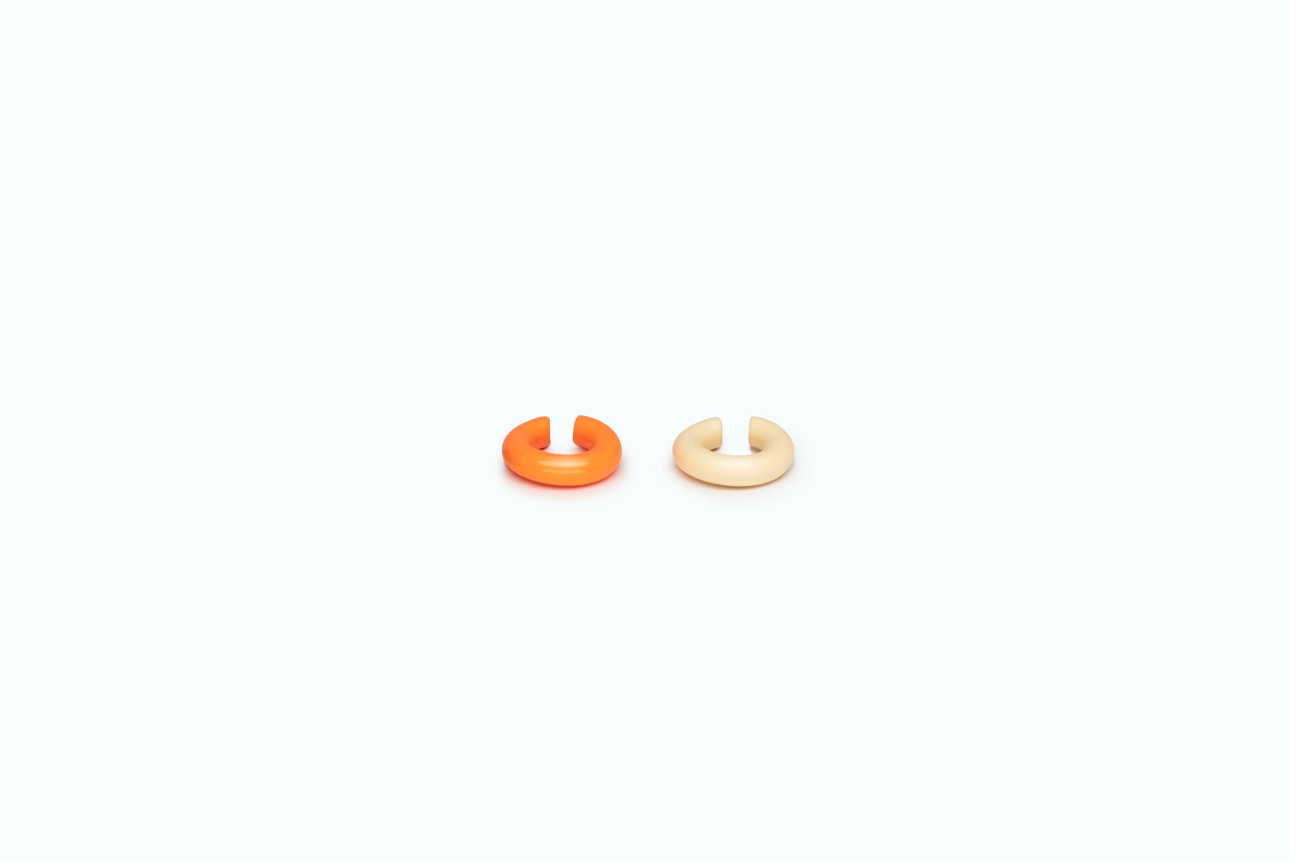 Iconic ear cuff (M) Neon orange   Banana
