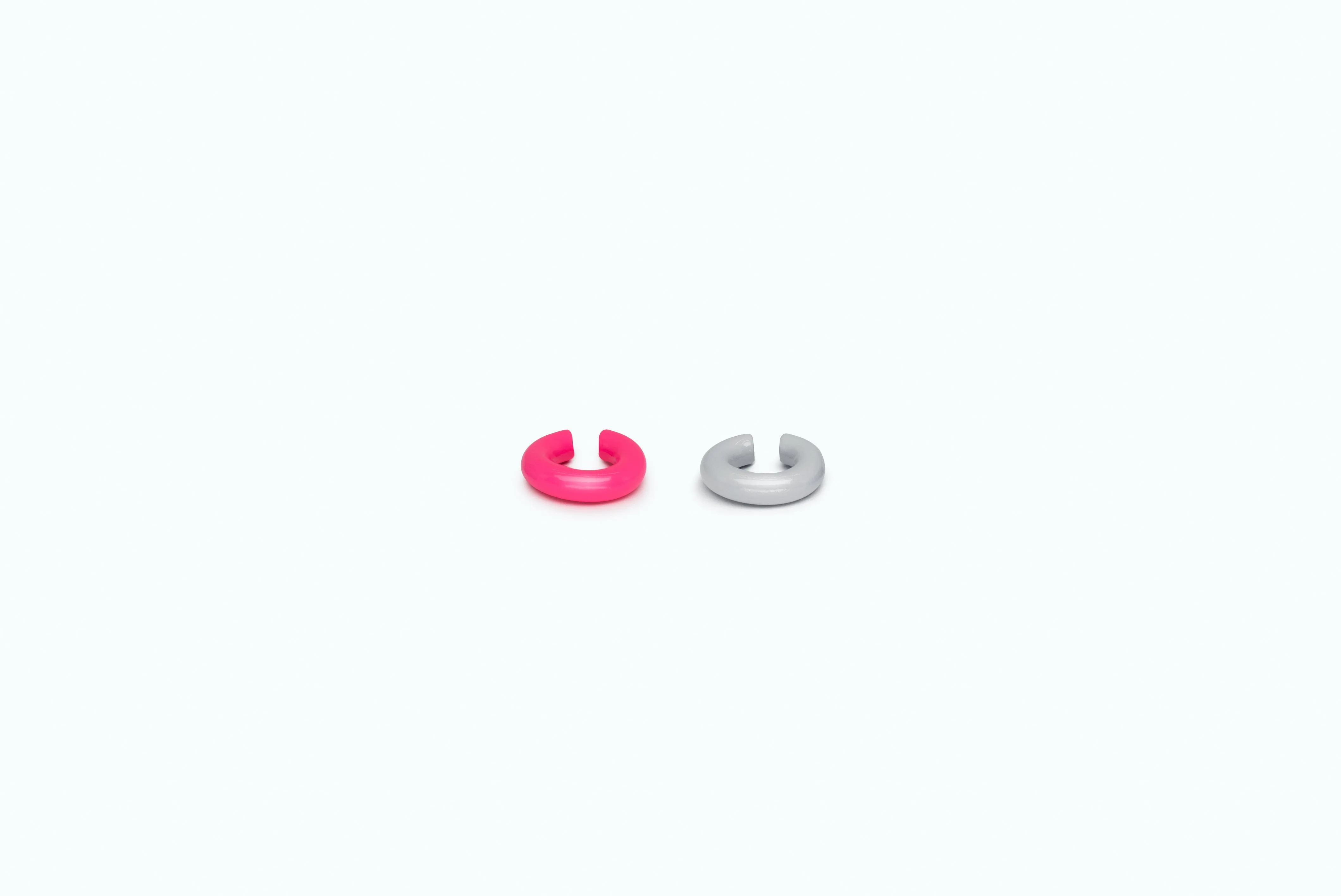 Iconic ear cuff (M) Neon pink   Light gray